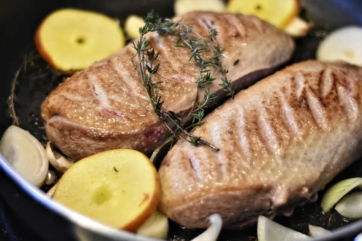 Soczysta pieczona pierś z kurczaka podana jako aromatyczne danie główne.